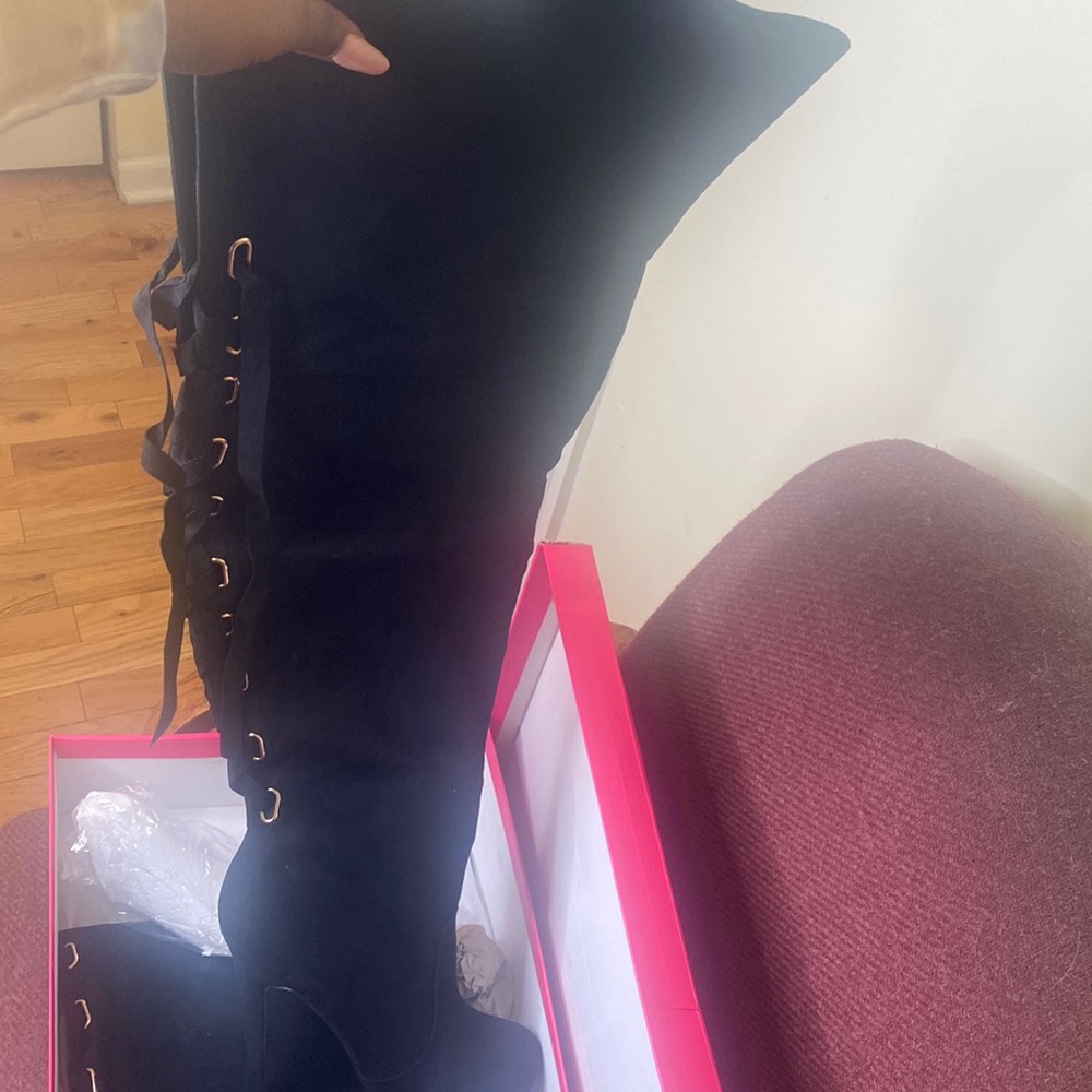 Elegant Black Knee-High Women's Boots
